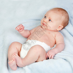 穿着尿布的可爱婴儿躺图片