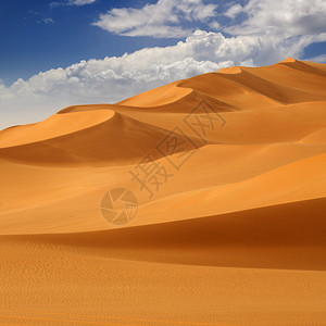蓝色天空沙哈拉沙漠图片