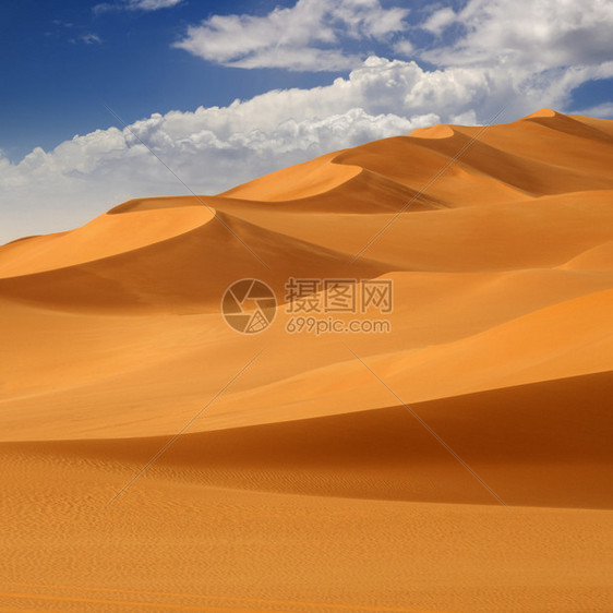 蓝色天空沙哈拉沙漠图片