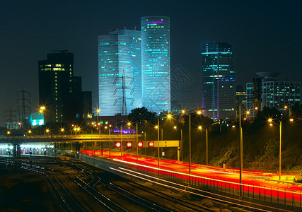特拉维夫市区的夜景照亮了阿亚隆高速公路上的Azrieli图片