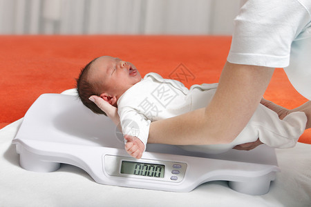 体重秤上的男婴图片