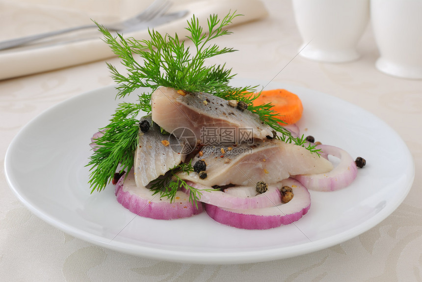 洋葱和香料腌鲱鱼片图片