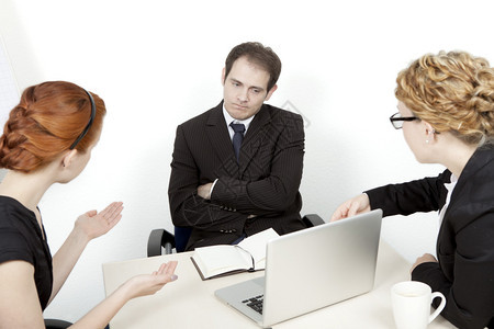 两名妇女试图向一个没有印象的男子解释一项商业建议图片