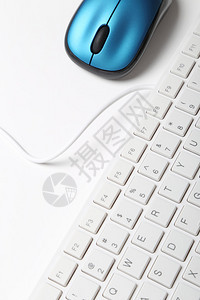 白色键盘和蓝色鼠标图片