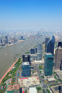 上海城市航空与城市建筑在河面和蓝天图片