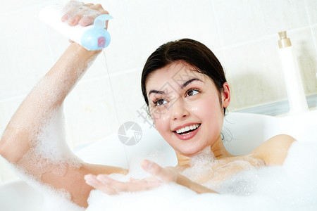 幸福的女人要在浴缸里用沐浴露洗自己的形象图片