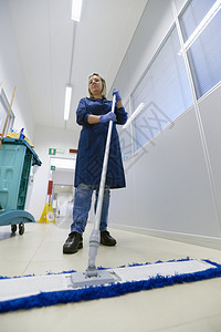 在工业建筑中工作的妇女职业女佣清洁地板图片