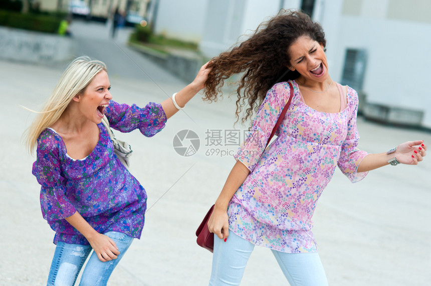 两个女人在街上打架拉头发图片