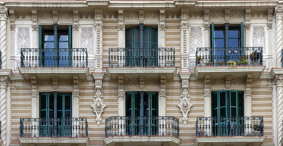 西班牙巴塞罗那阳台的旧窗口图片