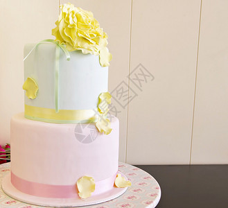 用软糖装饰的婚礼蛋糕图片
