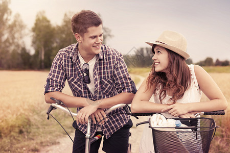 骑自行车的幸福夫妇的肖像图片