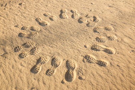 沙漠地上神秘的脚印和幻象图片