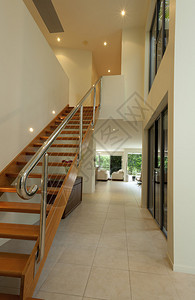 楼梯和走廊在豪华房子里图片