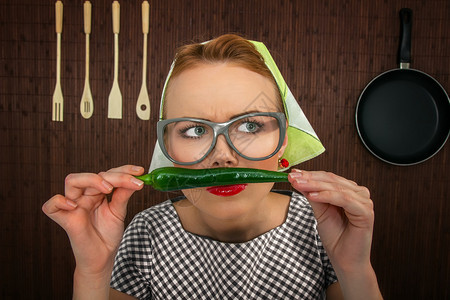 风趣的女人用辣椒做饭特写图片