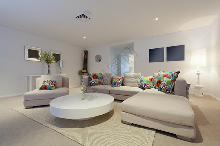 现代客厅在澳大利亚新公寓里有沙图片
