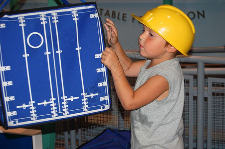 在佛罗里达州迈阿密沃森岛迈阿密儿童博物馆举行的模拟互动货物装载展览中图片