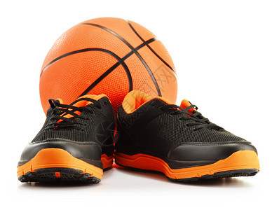 白背景孤立的体育鞋和篮球对等背景图片
