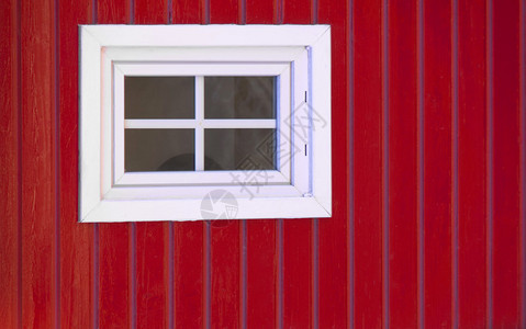 红色木制背景上的白色格子窗图片