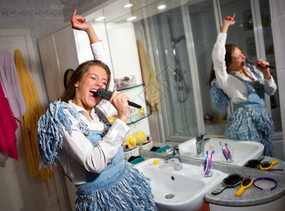 在浴室唱歌的少女图片