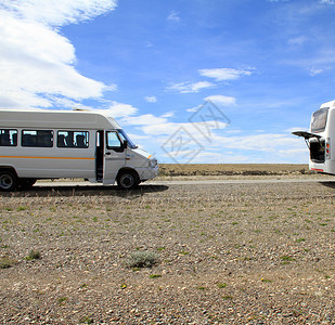 在南美巴塔哥尼亚的农村公路旁停着一辆小公共汽车和图片