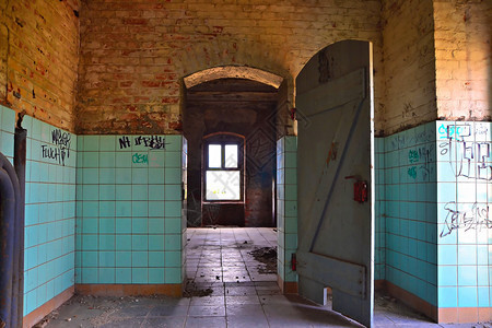 废弃啤酒厂的门和瓷砖图片