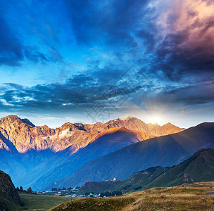 山地景色的大日落戏剧天空乔治亚欧高加索山图片