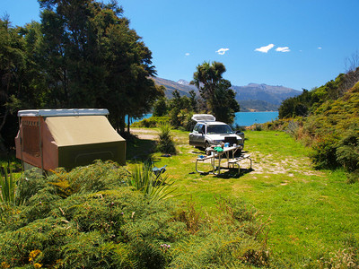新西兰瓦纳卡湖畔美丽的露营地背景图片
