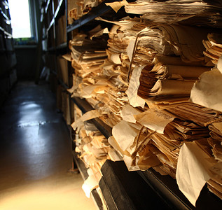 档案中堆积的纸质文件图片