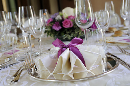 优雅餐厅的婚礼桌图片