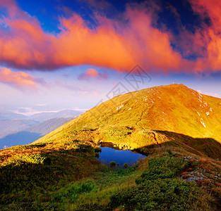 晨间风景红云和山中的湖泊背景图片