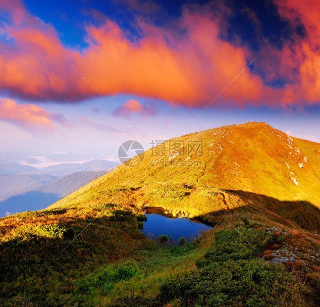 晨间风景红云和山中的湖泊图片