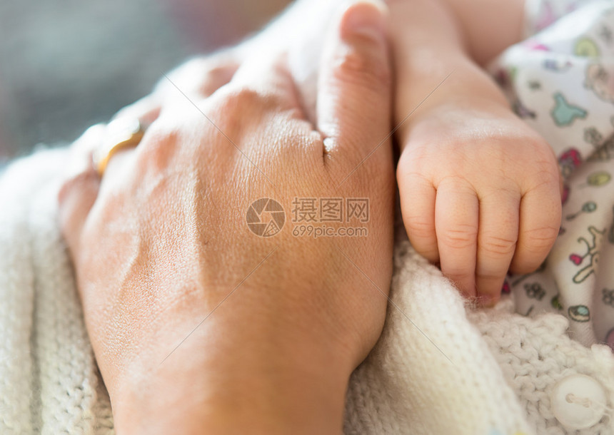 婴儿和母亲的手表达爱意高清图片下载-正版图片504754114-摄图网