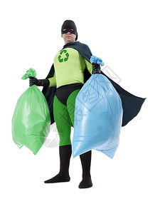 生态超级英雄拿着绿色和蓝色塑料袋图片