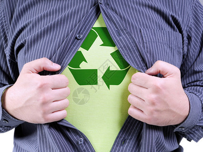 一个穿着衬衫的男人变换成生态超级英雄绿色回收箭头符号在胸前的下方图片