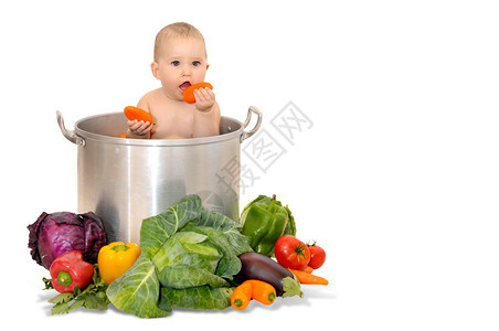 在平底锅里放蔬菜的漂亮宝贝图片