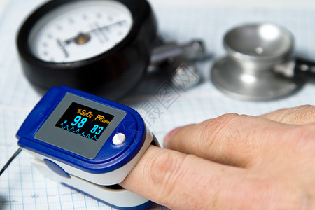 用血压计医学听诊器和ECG背景测量脉冲速率和氧水平图片
