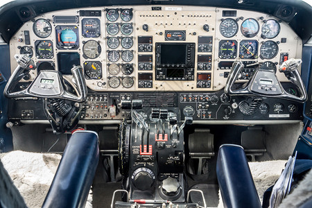 显示飞行员在飞行期间必须监控的无数仪表和控制装置背景图片