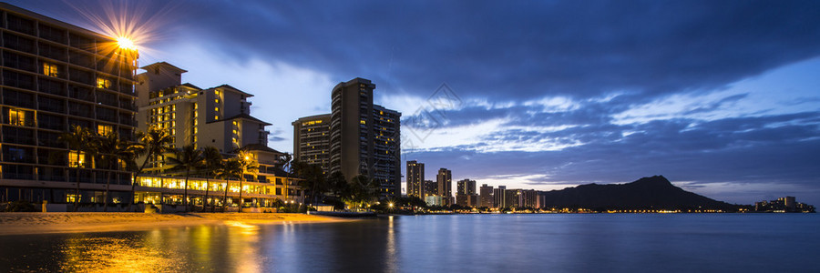 夜间Waikiki海滩和城市风景霍诺卢鲁奥图片