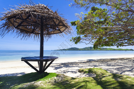 斐济岛上有白色沙滩的热带海滩图片