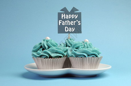快乐父亲节特别招待蓝色和白色的漂亮的装饰纸杯蛋糕上面有图片