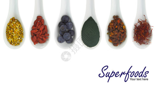 瓷勺中的超级食品花粉枸杞蓝莓螺旋藻沙棘和藏红花图片