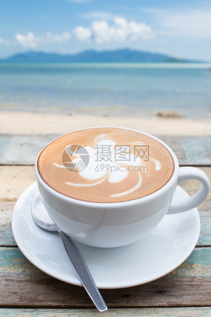 面向海景的露台上的咖啡杯图片