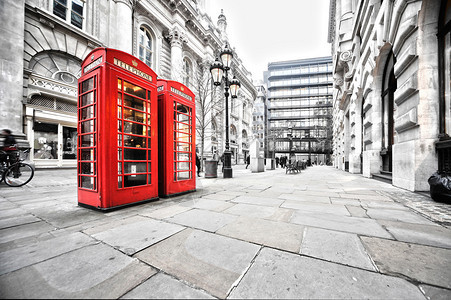 街上的两个红色电话亭图片