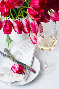 白色葡萄酒杯和节日餐桌布置图片