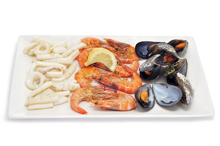 关闭一盘典型的西班牙烹制食品如虾图片