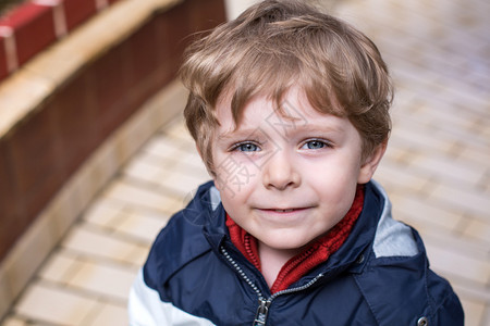 三岁蹒跚学步的小男孩的肖像图片