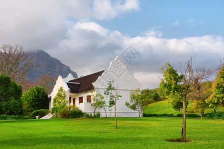 雨后的传统开普荷兰房子拍摄于南非西开普省萨默塞特西开普镇附近的Helderberg背景图片