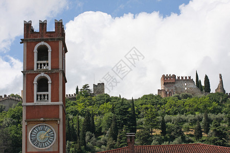 古老的高塔和中世纪城堡的墙壁在图片