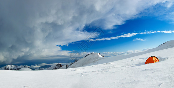 冬天的山和蓝天美丽的风景图片