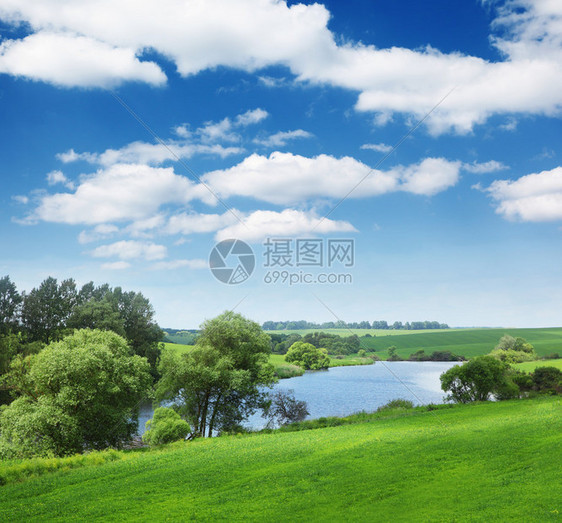 蔚蓝的天空中有湖泊和阳光的梦幻般的风景图片